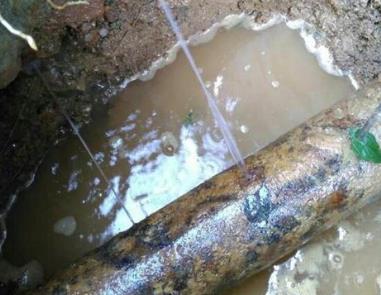 桃城楼顶渗水维修公司分享下地暖漏水的原因及检测方法。